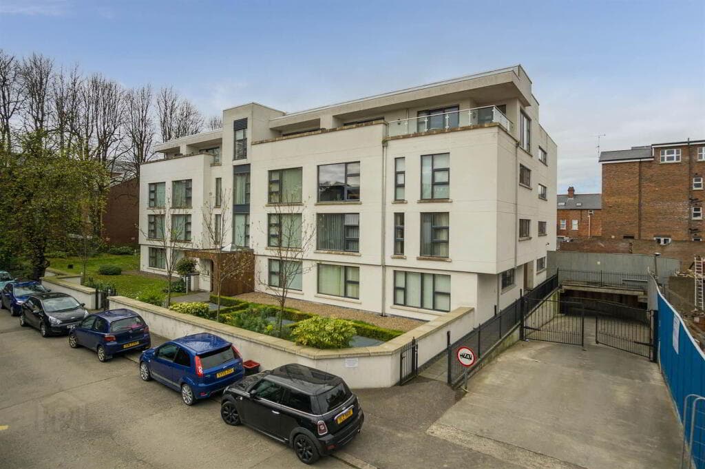 17 Stratfield House, Wellington Park Terrace, Belfast, BT9 6DR