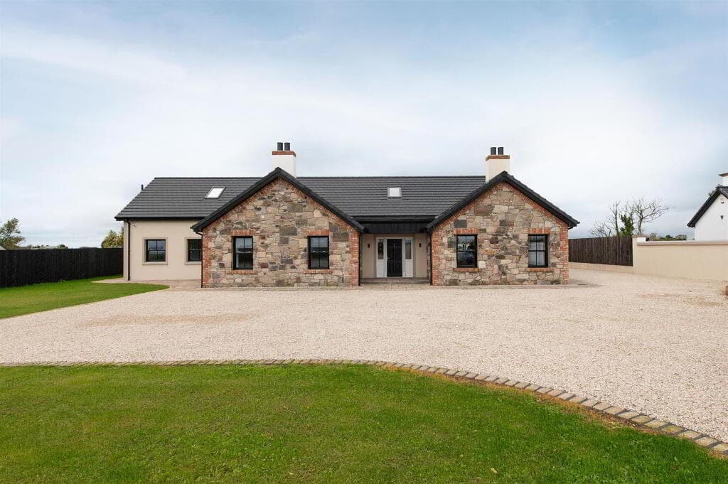 10 Tullyhenan Road, Banbridge, BT32 4EY