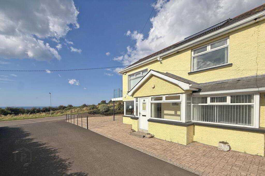 52 Craigahulliar Road, Portrush, BT56 8NN