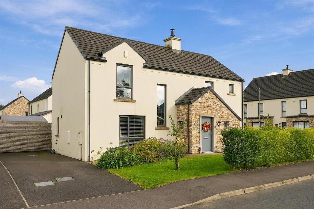 12 Oakwood, Antrim, BT41 2FE